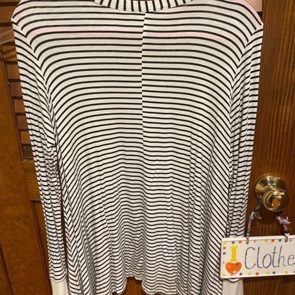 Vanilla Bay Lightweight stretchy long sleeved tee with thumb hole sleeves. - Picture 2 of 4
